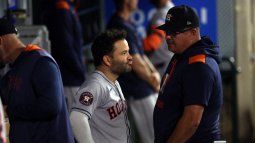 El entrenador de banca Omar López # 22 en el dugout, fue eliminado por el entrenador de banca Omar López # 22 en el dugout durante la cuarta entrada contra los Angelinos de Los Ángeles después de que fueron eliminados de la contienda por los playoffs en el Angel Stadium de Anaheim el 27 de septiembre de 2025 en Anaheim, California.&nbsp;