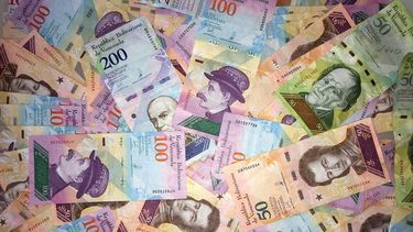 Una amplia variedad de billetes circulan en Venezuela, casi sin ningún valor.&nbsp;
