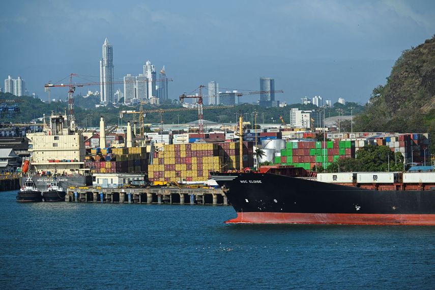 Un buque de carga espera en el puerto de Balboa antes de cruzar el Canal de Panamá en la Ciudad de Panamá el 4 de febrero de 2025.