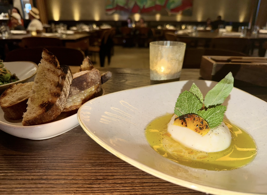 Burrata acompañada de mermelada de yuzu y naranja caramelizada.