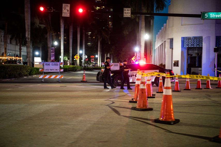 La policía de Miami Beach hace barricadas en la calle mientras la gente se reúne en Ocean Drive en Miami Beach, el 17 de marzo de 2021.&nbsp;
