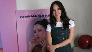 En esta fotografía del 28 de noviembre de 2019 la cantautora mexicana Ximena Sariñana posa durante una entrevista en la Ciudad de México. Sariñana lanzó su más reciente sencillo TBT 4 EVER el 29 de noviembre de 2019.&nbsp;