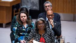 La embajadora y representante de los Estados Unidos ante las Naciones Unidas, Linda Thomas-Greenfield, se dirige a los miembros del Consejo de Seguridad de la ONU durante una reunión sobre la no proliferación de armas nucleares, el miércoles 24 de abril de 2024, en la sede de las Naciones Unidas. 