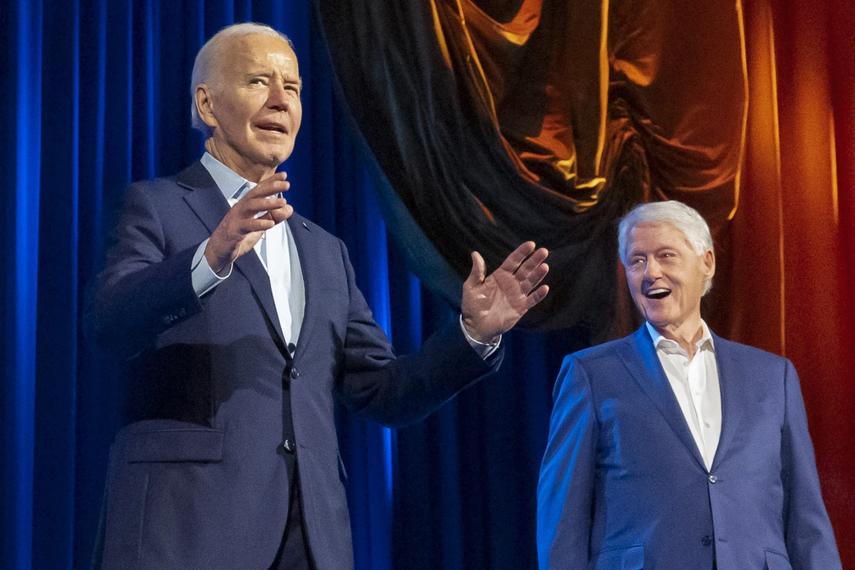 Los demócratas Joe Biden y Bill Clinton, durante una gala de recaudación de fondos para la campaña presidencial de Biden, en Nueva York.