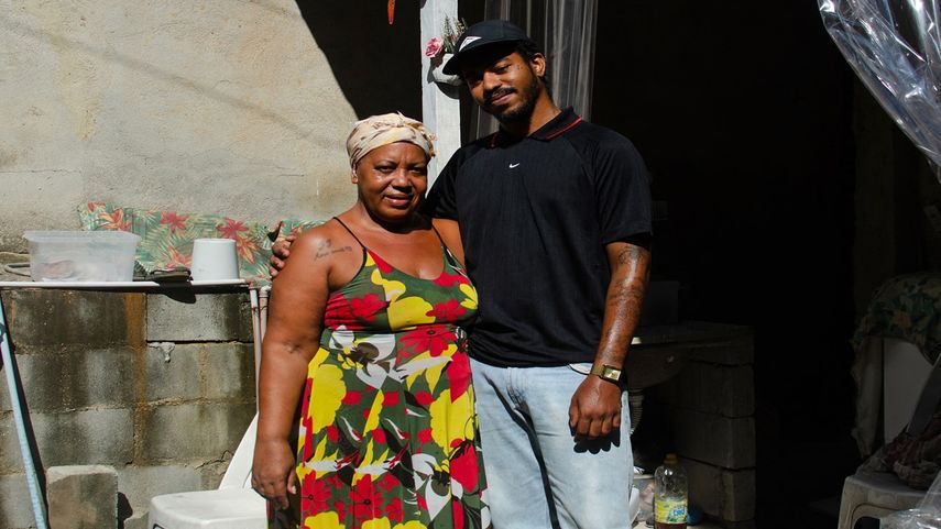 El artista brasileño Johny Alexandre Gomes, conocido como Jota, de 22 años, posa para una foto con su madre, Marilena Alexandre da Silva, en la favela de Chapadao en Río de Janeiro, Brasil, el 13 de abril de 2023.