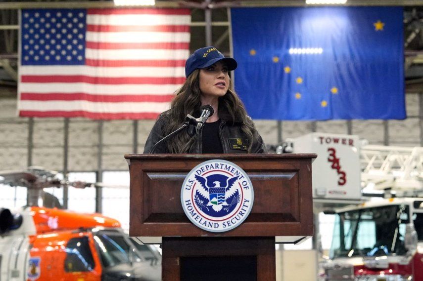 La secretaria de Seguridad Nacional, Kristi Noem, habla en la Estación Aérea de la Guardia Costera de EEUU, en Kodiak durante un recorrido, el 17 de marzo de 2025, en Kodiak, Alaska.