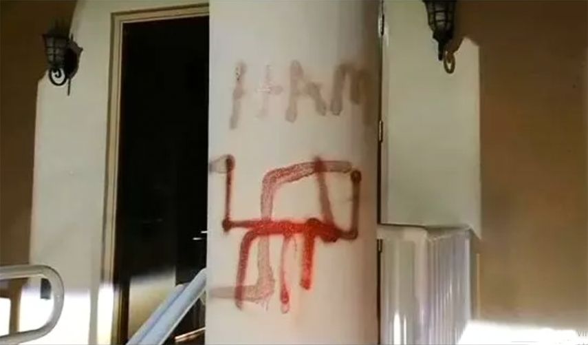 Esta imagen recoge una pintada nazi en la fachada de una sinagoga en North Miami Beach, 2016.