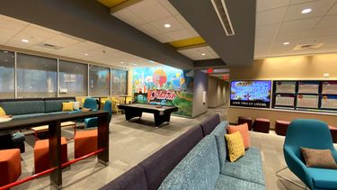 Imagen de una de las áreas interiores de Tru by Hilton en Orlando.