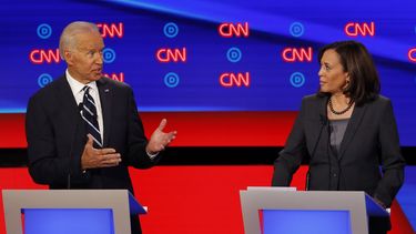 La senadora Kamala Harris escucha al el exvicepresidente Joe Biden durante el segundo de dos debates de aspirantes a la candidatura demócrata a la presidencia, el miércoles 31 de julio de 2019, en el Fox Theatre en Detroit.  