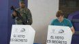 Un hombre vota durante las elecciones presidenciales anticipadas en Guayaquil, Ecuador, el domingo 20 de agosto de 2023. La elección fue convocada después de que el presidente Guillermo Lasso disolviera la Asamblea Nacional por decreto en mayo para evitar un juicio político en su contra.&nbsp;