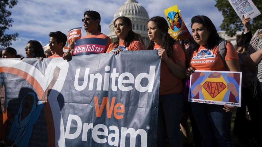 Beneficiarios de DACA manifiestan ante el Congreso para que encuentre una solución que les permita quedarse en EEUU
