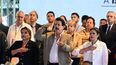 La presidenta de Honduras, Xiomara Castro (I), el expresidente Manuel Zelaya Rosales (C) y la precandidata presidencial y nueva ministra de Defensa, Rixi Moncada (R), en una ceremonia en Tegucigalpa