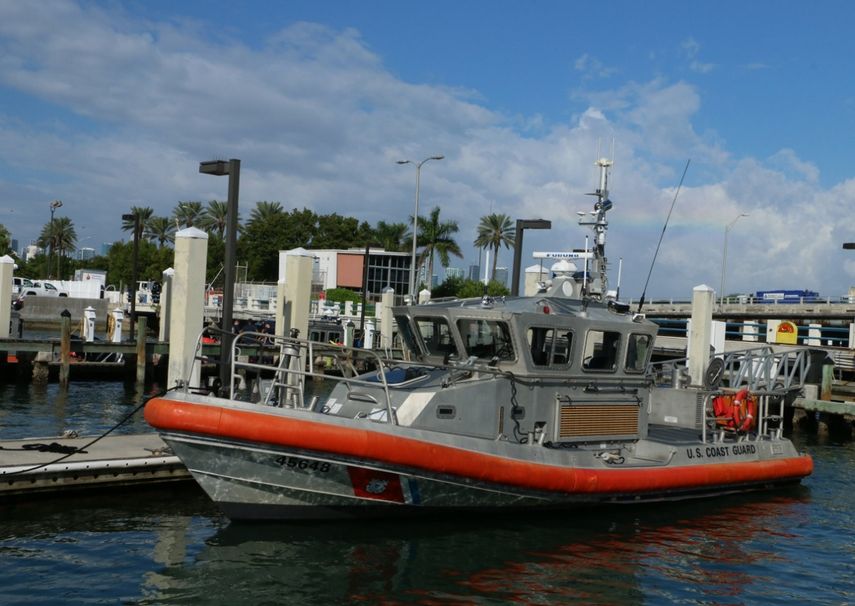 Imagen de una embarcación de la Guardia Costera publicada en la cuenta de Twitter&nbsp;@USCGSoutheast.