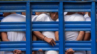 Hombres que fueron detenidos durante el estado de excepción son transportados en un camión de mercancías, en Soyapango, El Salvador, el 7 de octubre de 2022. 
