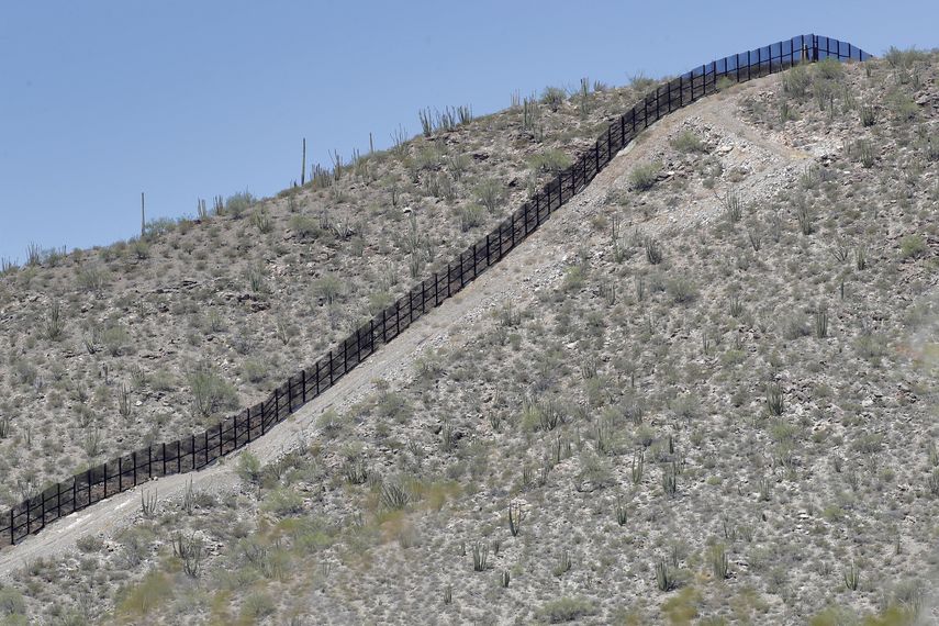 Sección del muro fronterizo que atraviesa el monumento nacional Organ Pipe el jueves 22 de agosto de 2019 en Lukeville, Arizona.&nbsp;