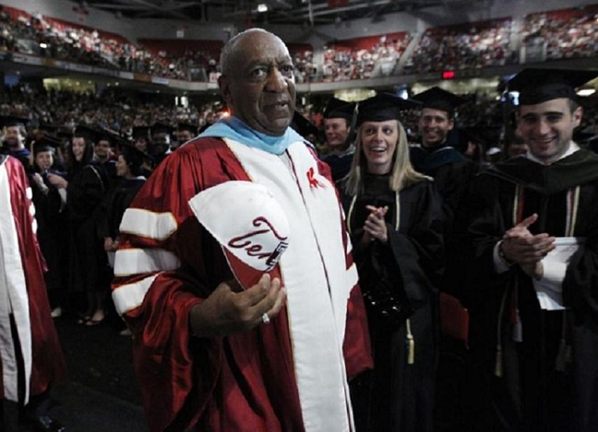 Bill Cosby durante una ceremonia de graduación en 2011 de la Universidad de Temple en Philadelphia, institución de la cual el comediante aún es consejero. (AP). 