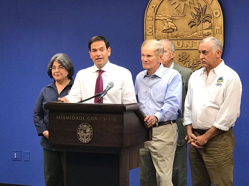 Senador Rubio habla a la prensa en el Centro de Emergencias del Condado Miami-Dade.&nbsp;