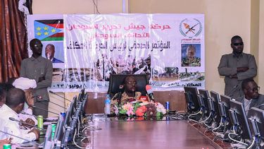 Abdul Latif Yahia Ishaq, jefe del Movimiento de Liberación de Sudán, da una conferencia de prensa en Puerto Sudán el 8 de julio de 2023.  