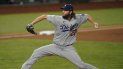 El abridor Clayton Kershaw, de los Dodgers de Los Ángeles, lanza en el primer inning del quinto partido de la Serie Mundial ante los Rays de Tampa Bay, el domingo 25 de octubre de 2020, en Arlington, Texas El abridor Clayton Kershaw, de los Dodgers de Los Ángeles, lanza en el primer inning del quinto partido de la Serie Mundial ante los Rays de Tampa Bay, el domingo 25 de octubre de 2020, en Arlington, Texas