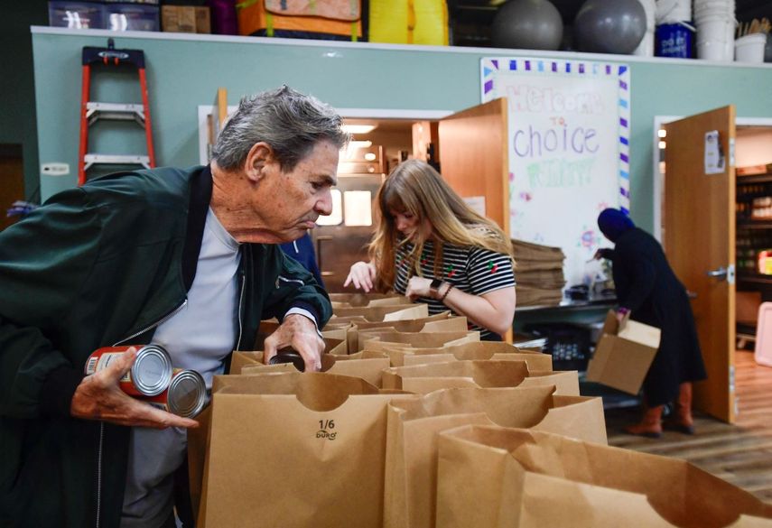 Voluntario de una organización en Filadelfia preparan bolsas de alimentos para personas necesitadas.