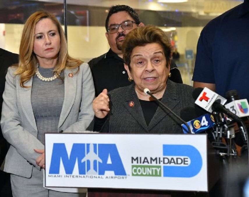 De izq a derecha: las congresistas demócratas Debbie Mucarsel Powell y Donna Shalala, el pasado mes de enero, durante una rueda de prensa a raiz del cierre parcial de la administración federal.