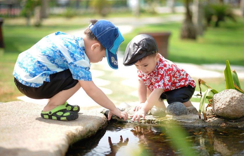 Imagen referencial de dos niños jugando.&nbsp;