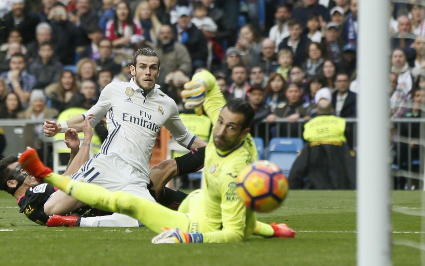 Momento en el que Gareth Bale marca el gol en la portería de Diego López del Espanyol.&nbsp;