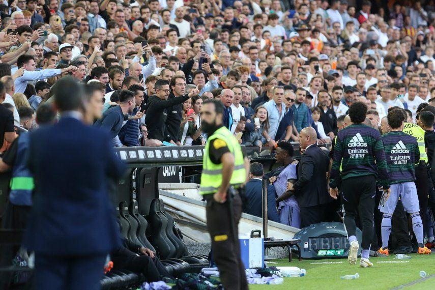 En esta imagen de archivo, el jugador del Real Madrid Vinicius Junior (centro) abandona el campo tras su expulsión en un partido de Liga frente al Valencia, en el estadio de Mestalla, en Valencia, el 21 de mayo de 2023.&nbsp;