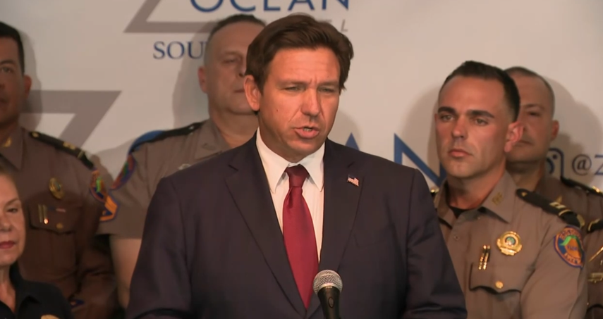 Ron DeSantis, gobernador de Florida, en rueda de prensa en Miami Beach.