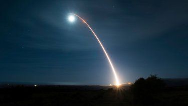 Lanzamiento de un misil balístico intercontinental Minuteman III desarmado durante una prueba de desarrollo a las 12:33 a.m.