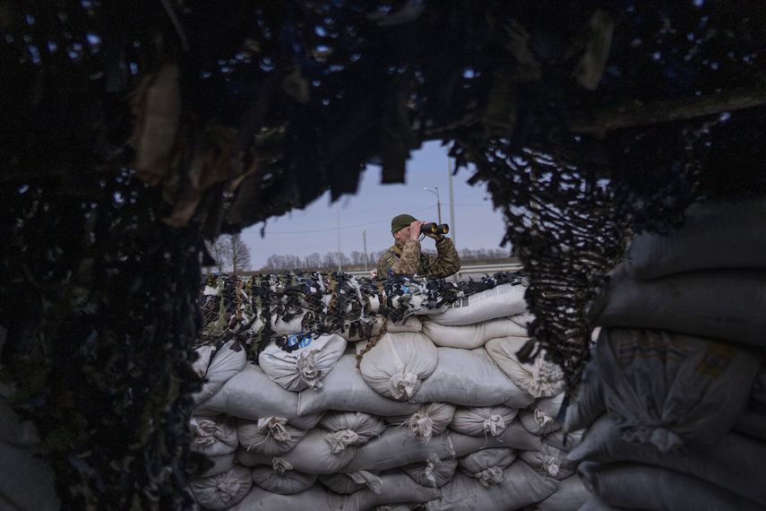 Un soldado ucraniano observa por unos binoculares en un puesto de control militar en Lityn, Ucrania, el miércoles 16 de marzo de 2022.&nbsp;