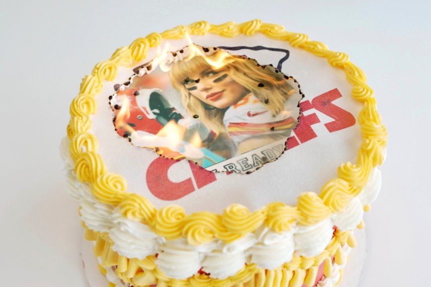 Un pastel con el tema de Taylor Swift/Chiefs de Kansas City se exhibe en Coon Rapids, Minn.,el lunes 5 de febrero de 2024.
