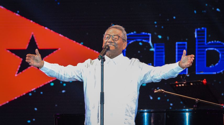 En esta foto de archivo tomada el 15 de julio de 2018, el cantante y compositor mexicano Armando Manzanero se presenta durante un espectáculo en La Habana.