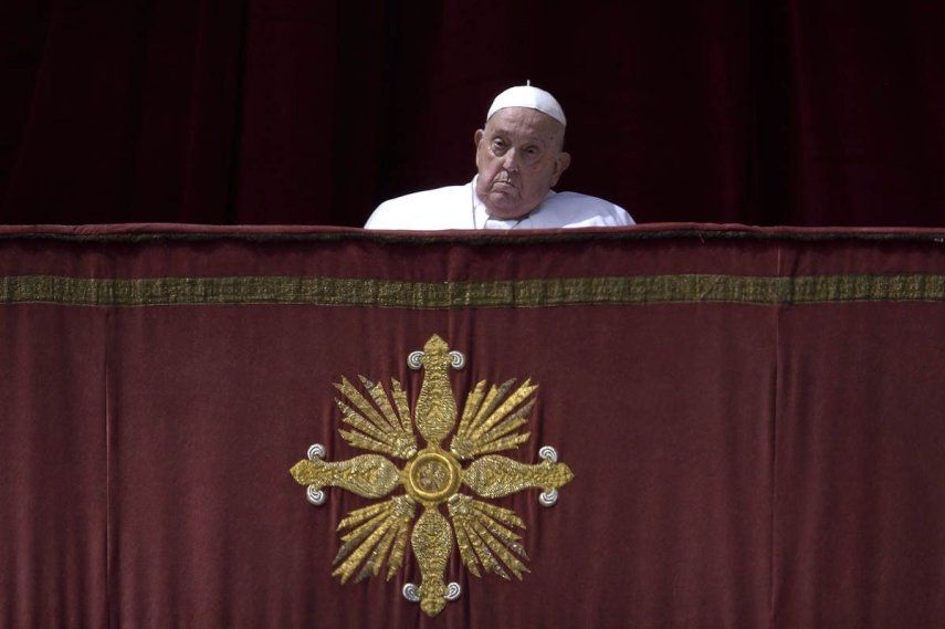 El Papa Francisco durante la impartición de la bendición Urbi et Orbi y desea buena Pascua desde el balcón de la basílica de San Pedro, a 20 de abril de 2024, en Roma (Italia).