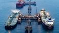 La vista aérea muestra a los petroleros Tataki (con bandera de Liberia) y Maran Aspasia (con bandera de Grecia) cargando mientras están atracados en la Terminal Petrolera de Al-Basrah (ABOT), a unos 50 kilómetros en las aguas del Golfo frente a la península sur de Faw en Irak, el 5 de agosto de 2025.