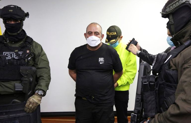 En esta foto proporcionada por la Oficina de Prensa de la Policía de Colombia, uno de los narcotraficantes más buscados del país, Dairo Antonio Úsuga, alias 