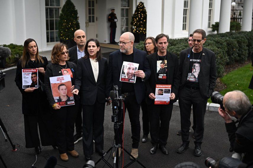 Familiares de rehenes estadounidenses secuestrados por Hamás hablan con la prensa frente a la Casa Blanca en Washington, DC, el 13 de diciembre de 2023, después de una reunión con el presidente Joe Biden.