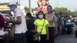 Las personas usan m&aacute;scaras faciales mientras caminan por una calle de Maracaibo, estado de Zulia, Venezuela, el 2 de julio de 2020, en medio de la pandemia del coronavirus COVID-19.&nbsp;