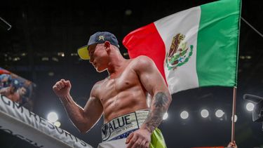 Canelo Álvarez celebra después de derrotar a Sergey Kovalev por nocaut en una pelea por el título de peso semipesado de la OMB, el sábado 2 de noviembre de 2019, en Las Vegas&nbsp;