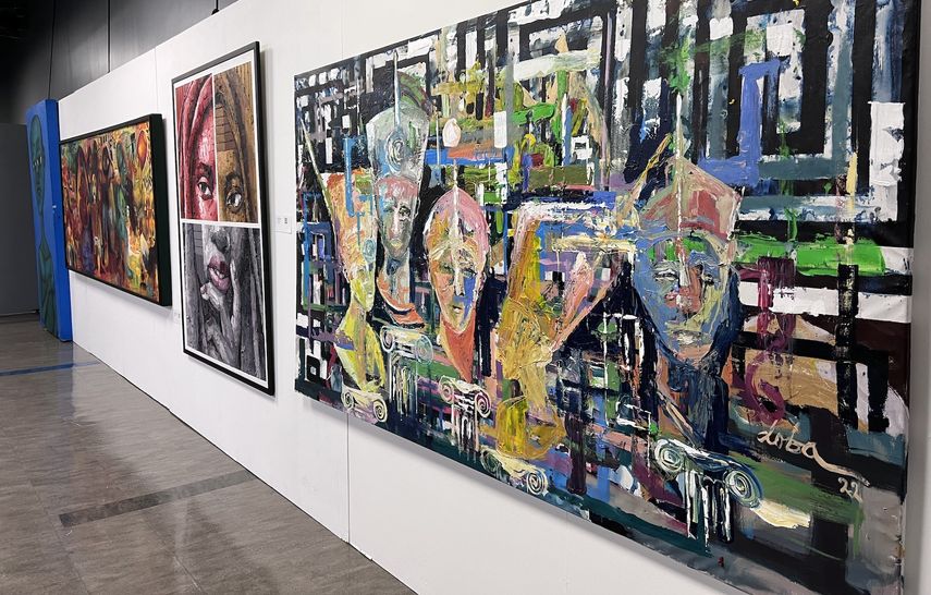 Algunas de las obras expuestas en AfriKin Art Fair, en North Miami.