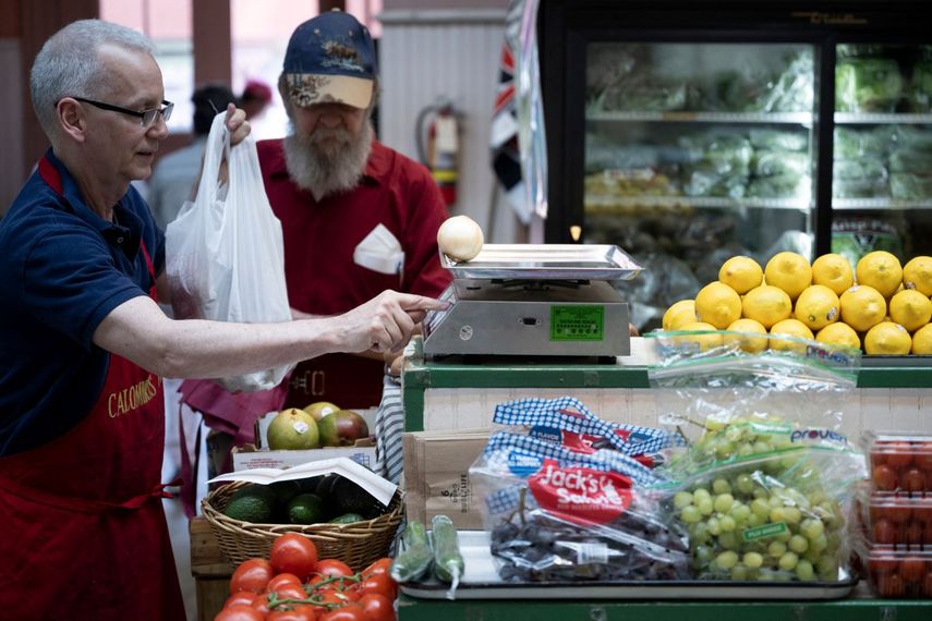 Un empleado pesa uno de los productos para un clinte.