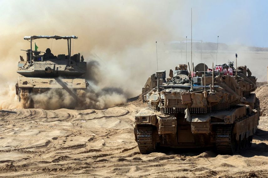 Las tropas israelíes se despliegan junto a la valla fronteriza de Israel con la Franja de Gaza el 10 de julio de 2025, en medio de la guerra en curso con el grupo terrorista Hamas.