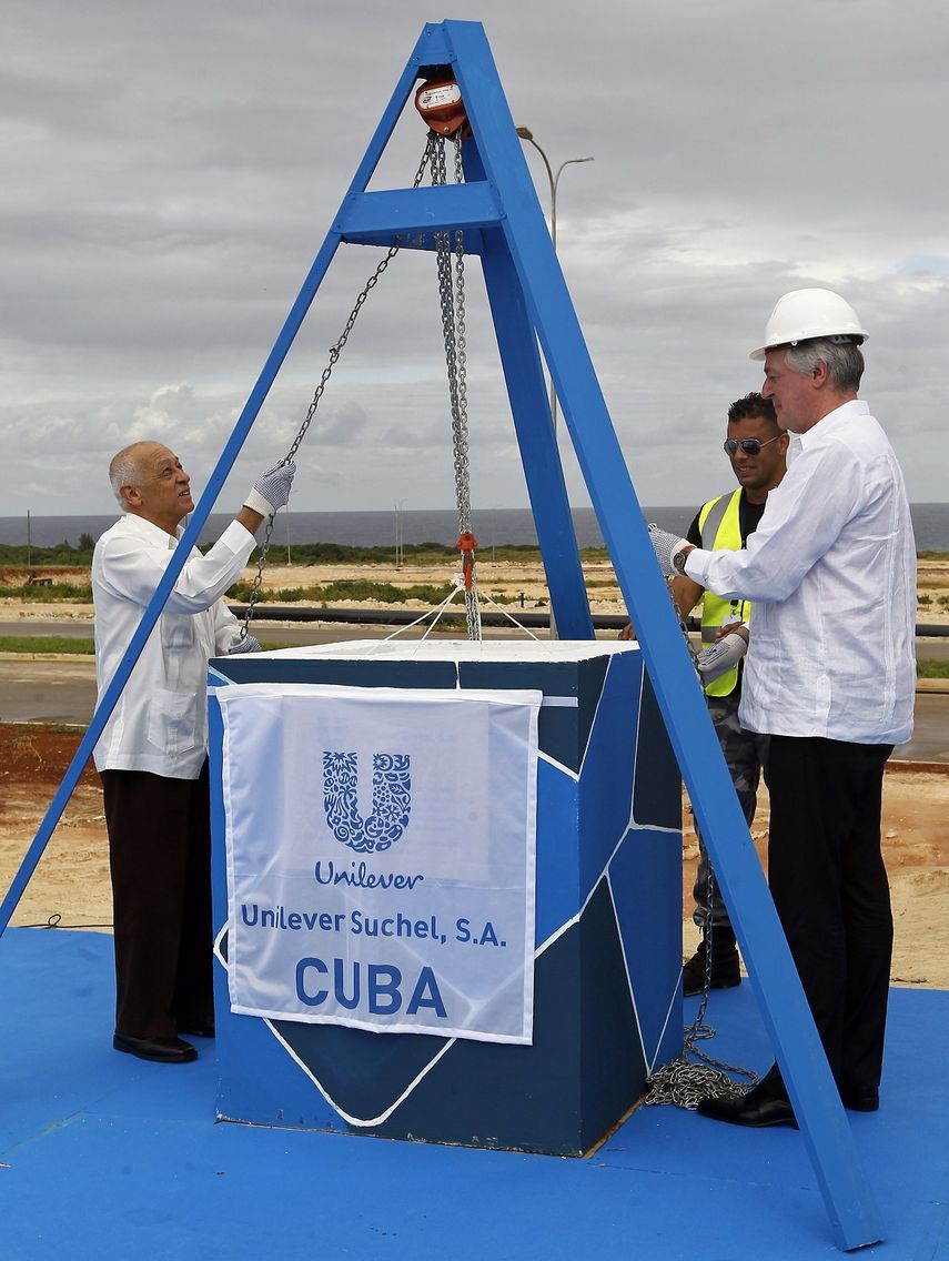 El ministro de industrias de Cuba, Salvador Pardo Cruz (i), y el director general de la compañía holandesa Unilever, Paul Polman (d), participan en la ceremonia de instalación de la primera piedra de una fabrica en la Zona Especial de Desarrollo del Ma