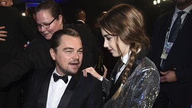 Leonardo DiCaprio, izquierda, y Julia Butters en el público de la 26 edición de los Pemios del Sindicato de Actores de la Pantalla en el Shrine Auditorium & Expo Hall el domingo 19 de enero de 2020 en Los Angeles. 
