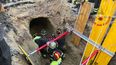 Una foto tomada el 11 de agosto de 2022 en Roma y distribuida el 12 de agosto de 2022 por el Cuerpo de Bomberos de Italia, muestra a los socorristas durante una operación de rescate de un presunto ladrón que estuvo enterrado bajo los escombros durante unas ocho horas, ya que supuestamente estaba cavando un túnel con sus cómplices, presumiblemente para robar un banco.&nbsp; &nbsp;