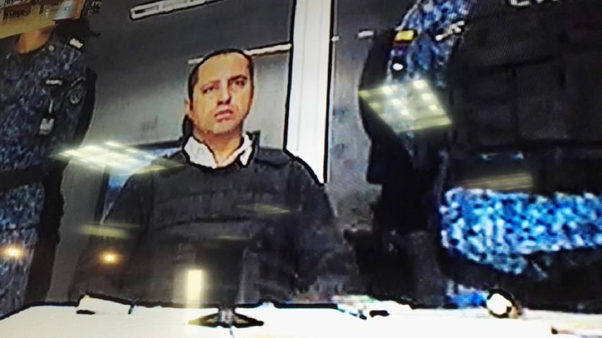 El acusado Rafael Uribe Noguera aceptó todos los cargos por los delitos de femenicidio agravado, acceso carnal violento y secuestro, y compareció por videoconferencia protegido por un chaleco antibalas y custodiados por dos guardias armados.