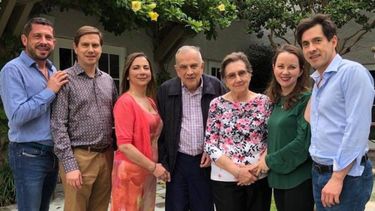 Dra. Elena G&oacute;mez de Restrepo junto a su esposo y 5 hijos.