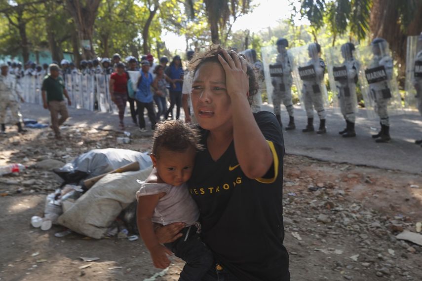 Agentes de la Guardia Nacional de M&eacute;xico detienen a migrantes cerca de Tapachula, M&eacute;xico, el jueves 23 de enero de 2020.&nbsp;