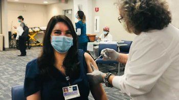 Personal sanitario es vacunado en el Jackson Memorial Hospital, en Miami. Personal sanitario es vacunado en el Jackson Memorial Hospital, en Miami.