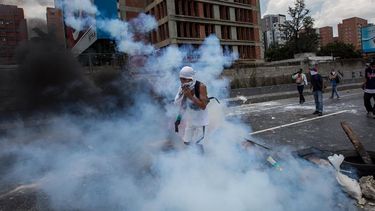 Manifestante entre las bombas lagrimógenas lanzadas por la Guardia Nacional.&nbsp;